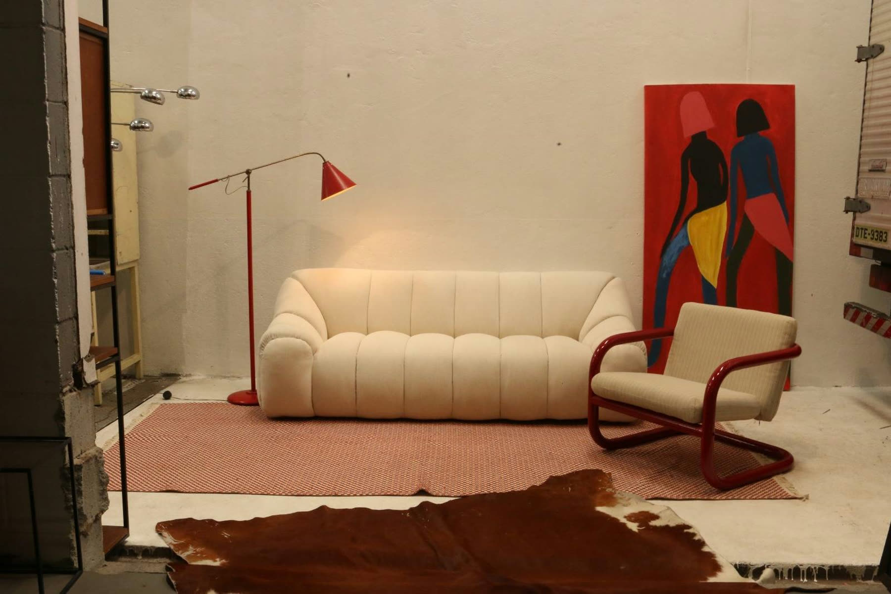 Peças do acervo organizadas no atelier